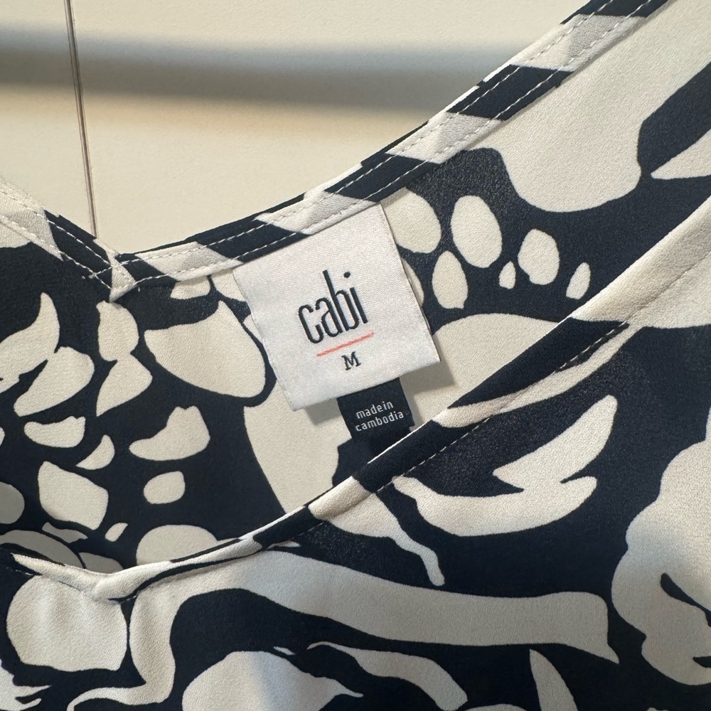 CAbi Sleeveless Navy White Floral Tie Tank Top Bow V Neck Women's Size M - Picture 2 of 4